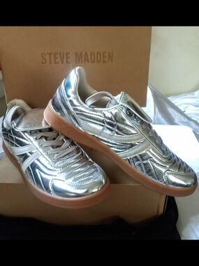 🆕 Women's Steve Madden Silver Metallic Sneakers